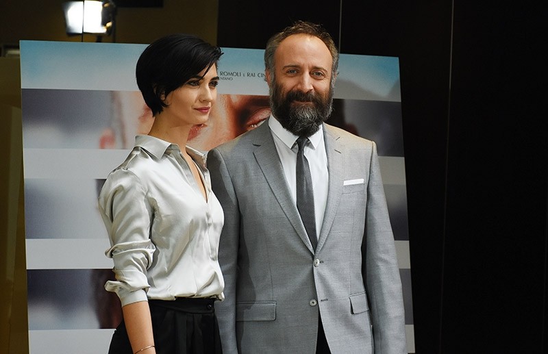 Actress Tuba Bu00fcyu00fcku00fcstu00fcn (L) stands next to Halit Ergenu00e7 in this picture taken on Feb. 24, 2017. (DHA Photo)