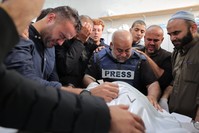 مدير مكتب  قناة الجزيرة في غزة وائل الدحدوح ينعي ابنه الصحفي حمزة الذي قُتل في غارة جوية إسرائيلية في رفح، قطاع غزة، فلسطين، 7 -1-2024. صورة:AFP
