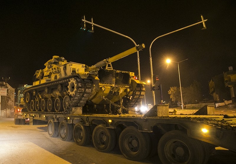Turkish troops transfering tanks toward the Syrian border (AA Photo)