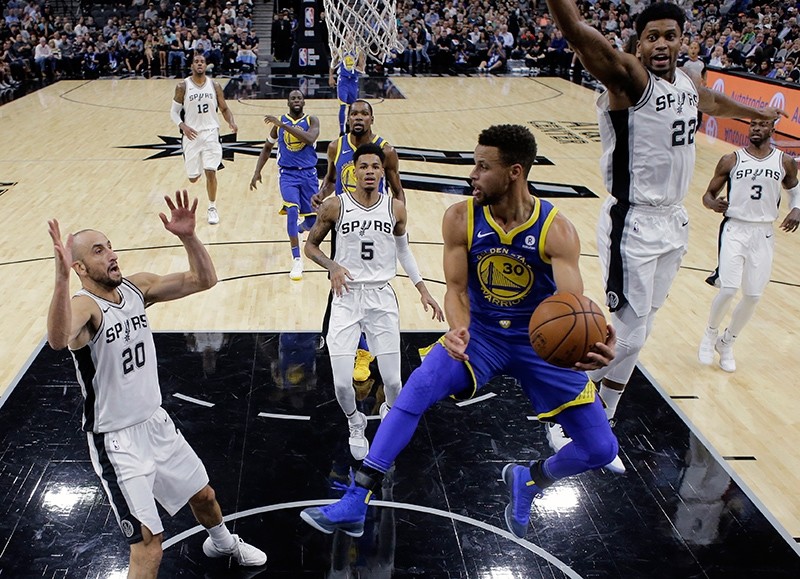 Golden State Warriors guard Stephen Curry (30) drives to the basket against the San Antonio Spurs during the first half of an NBA basketball game, Nov. 2, 2017, San Antonio, Cali., U.S. (AP Photo) 