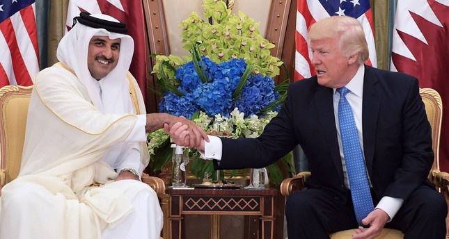 ترامب يبلغ أمير قطر استعداد واشنطن للمشاركة في حل الأزمة الخليجية