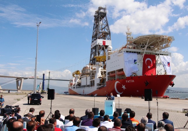 Energy Minister Berat Albayrak addresses press members at the ceremony for Turkey’s first drilling vessel Fatih.