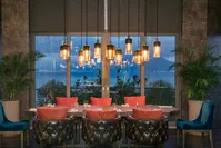 u201cAsmani,u201d which means u201cbelonging to the skyu201d in old Ottoman Turkish, is a restaurant that literally dominates the sky with its position on the top of Akra Hotel.