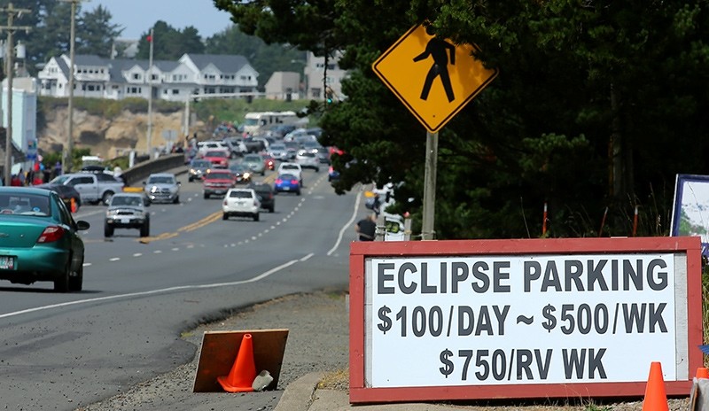 An Entrepreneurial sign for parking is displayed for drivers as they near the small town of Depoe Bay, Oregon as it prepares for the coming Solar Eclipse, August 20, 2017 (Reuters Photo)