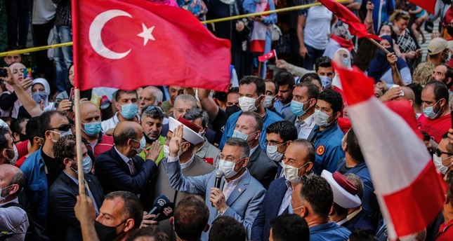 نائب الرئيس التركي فؤاد أوقطاي يلقي كلمة أمام جمع غفير من اللبنانيين في حي سيبرس ببيروت الأناضول
