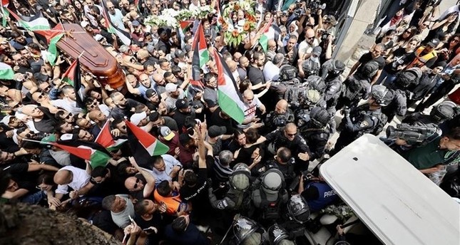 قناة إسرائيلية تكشف عن خلاف بين الشاباك والشرطة بشأن جنازة أبو عاقلة