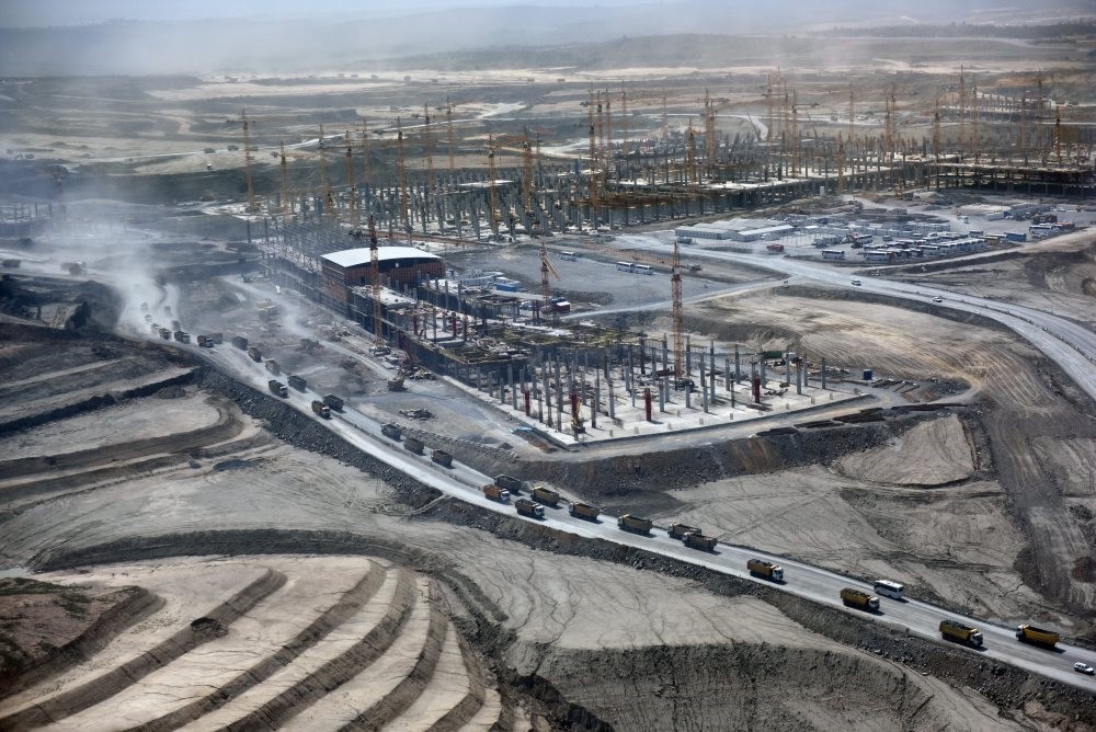  The third airport being built in Istanbul is almost half complete. It is planned to make the first part of the huge complex, with a passenger capacity of 90 million per annum, operational early next year. (Photo: Sabah / Kutup Dalgaku0131ran)