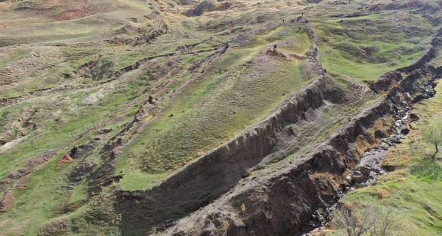 جبل آغري الذي يُعتقد أنه يضم بقايا سفينة النبي نوح عليه السلام بولاية آغري شرقي تركيا صورة: الأناضول