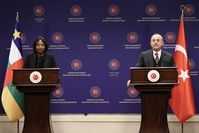 وزير الخارجية التركي تشاوش أوغلو في مؤتمر صحفي مع نظيرته من جمهورية إفريقيا الوسطى سيلفي بايبو تيمون