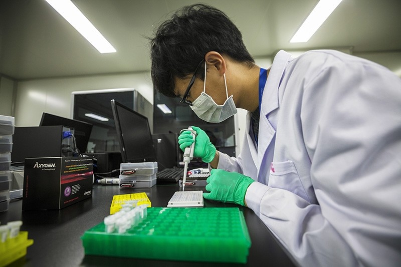 A technician works at the DNA research laboratory for gene sequencing in Nanjing, Jiangsu Province, China, Nov. 13, 2018. (EPA Photo)