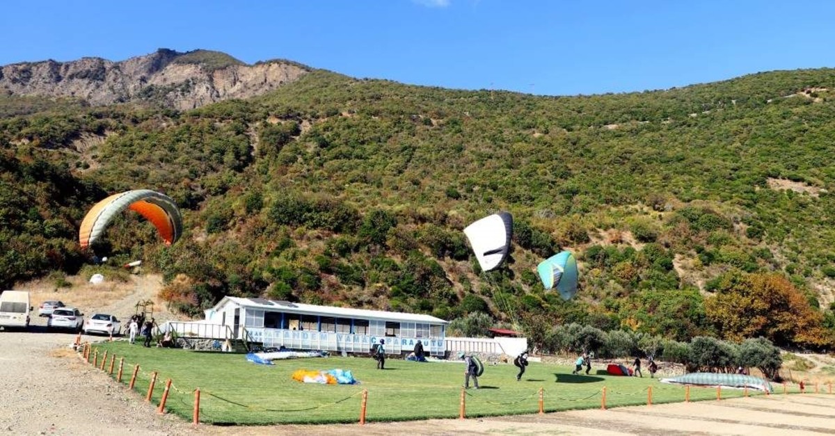 Amateur paragliders also have the opportunity to take lessons in Tekirda?. (AA Photo)