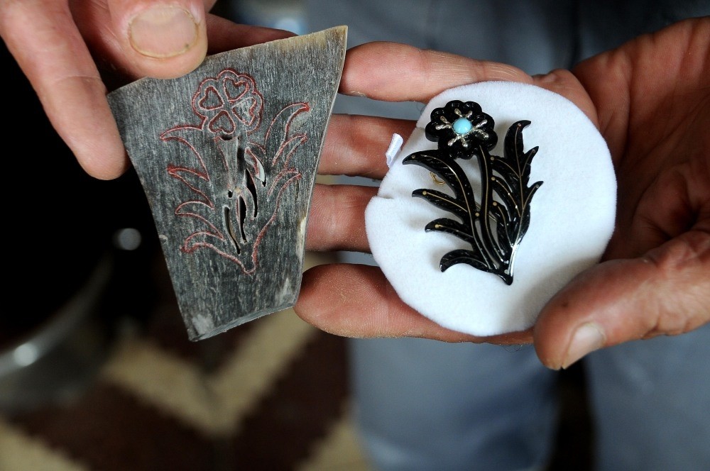 A piece of jewelry that Atu0131u015fan prepared with horns and precious stones.