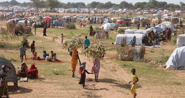 لاجئون سودانيون فروا من الصراع في السودان يتجمعون في 1-7-2023 في مخيم الزبوت للاجئين في قوز بيدا، تشاد صورة: AP