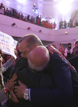 Abubakir Serag hugs President Erdoğan (IHA Photo)