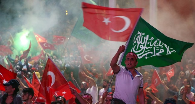 الجاليات العربية في اسطنبول: لن نترك الميادين حتى نشعر أن خطر الانقلاب زال