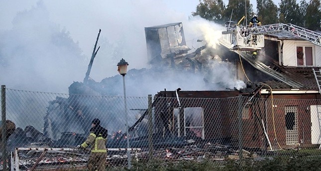 رجال الإطفاء يحاولون إخماد حريق أُشعل في أحد المساجد بمدينة أوريبرو السويدية سبتمبر 2017 - EPA