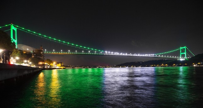 جسر السلطان محمد الفاتح مزيناً بألوان العلم الباكستاني في اسطنبول الأناضول