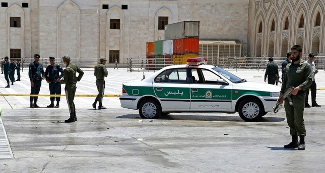 عناصر الشرطة حول ضريح آية الله الخميني، طهران، إيران. 7 يونيو، 2017 الفرنسية