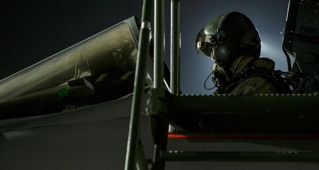 طيار بريطاني في قمرة طائرته في القاعدة العسكرية في قبرص EPA