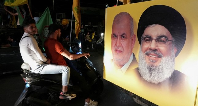 صور زعيم حزب الله في بيروت رويترز