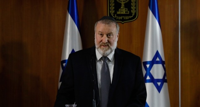 النائب العام الإسرائيلي أفيخاي ماندلبليت خلال تلاوته بيان قراره بشأن نتنياهو