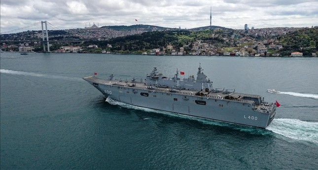 سفينة TCG ANADOLU تي سي جي أناضول الحربية تركية الصنع تعبر مضيق البوسفور الأناضول