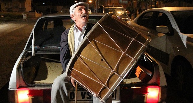 تركيا تستيقظ على صوت مسحراتي رمضان في أول ليالي الشهر الفضيل