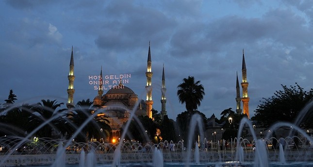 ملايين المسلمين حول العالم يستقبلون شهر رمضان المبارك بأول صلاة تراويح