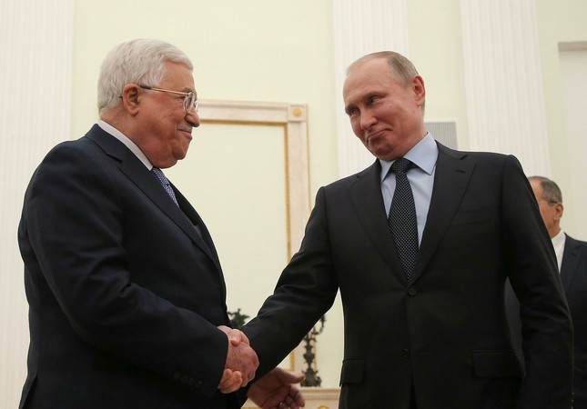 Russian President Vladimir Putin (R) shakes hands with Palestinian President Mahmoud Abbas during a meeting at the Kremlin in Moscow, Russia February 12, 2018. (Reuters Photo)