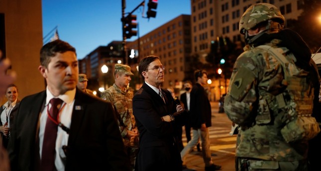 وزير الدفاع الأمريكي، مارك إسبر يتحدث مع أحد ضباط الحرس الوطني الفيدرالي قرب البيت الأبيض رويترز