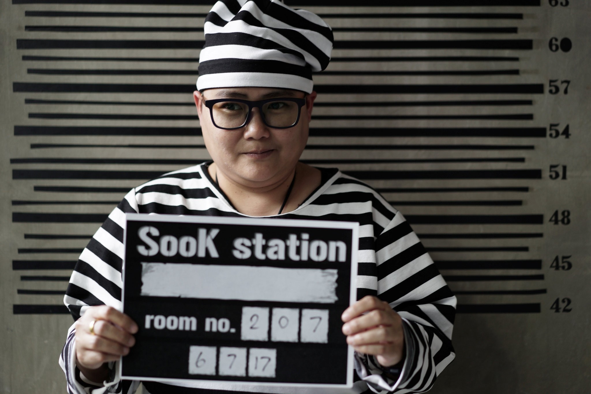A hotel guest wearing prisoner uniform poses for photo at the Sook Station Bangkoku2019s first prison-themed hostel, Thailand, August 2, 2017. (REUTERS Photo)