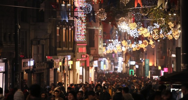 أبرز المناطق التي يزورها المواطنون والسياح في إسطنبول تتزين بالأضواء مع اقتراب رأس السنة الجديدة الأناضول