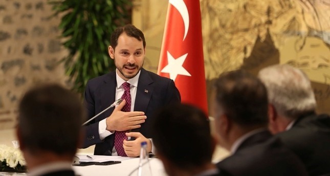 وزير الخزانة والمالية التركي برات ألبيراق خلال اجتماع تشاوري مع خبراء اقتصاديين في إسطنبول