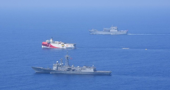 سفينتان حربيتان ترافقان سفينة البحث السيزمي التركية أوروتش رئيس خلال تنفيذها مهامها بشرقي المتوسط DHA