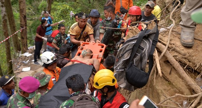 إندونيسيا تنتظر معجزة لإنقاذ عشرات العمال من منجم ذهب منهار