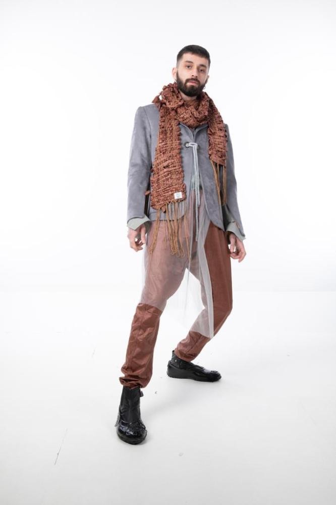 In ,Yen,, Fu0131rat Nezirou011flu interpreted the sirwal with slim fit patterns.