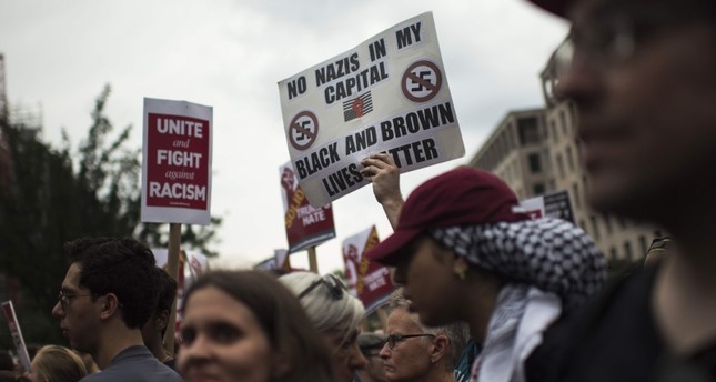 عشرات النازيين الجدد يتظاهرون أمام البيت الأبيض والآلاف يحتجون ضدهم