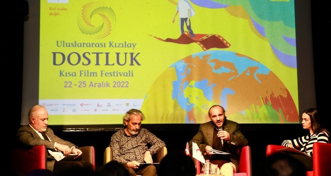 جلسة تتحدث في بداية الدورة الخامسة لمهرجان الهلال الأحمر الدولي للفيلم القصير، اسطنبول 21 ديسمبر 2022. الأناضول