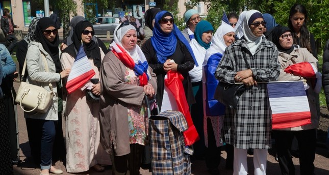 مجلس الشيوخ الفرنسي يقر تقييداً غير ملزم لأمهات الطلاب بمنع ارتداء الحجاب
