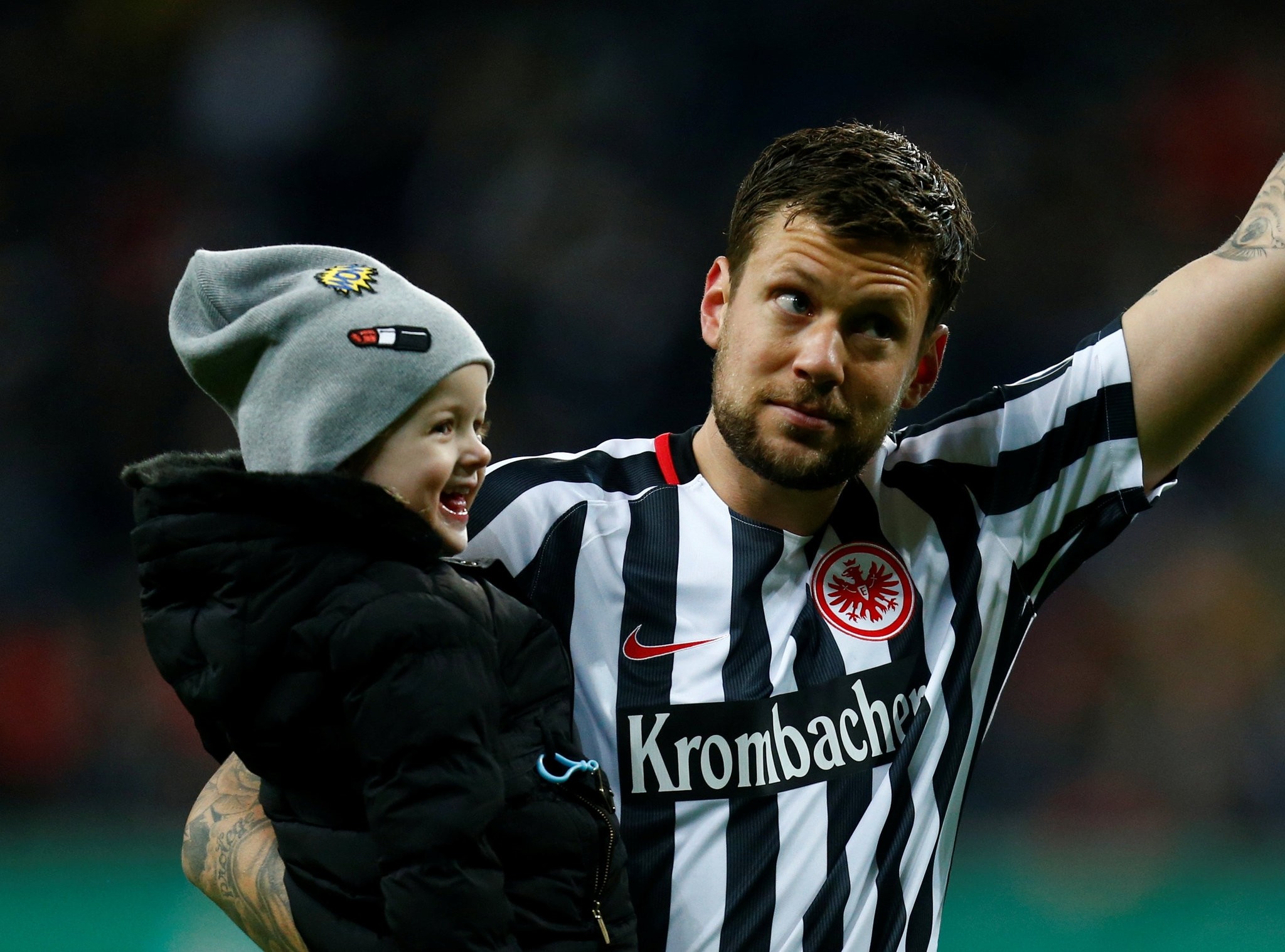Eintracht's Marco Russ with his daughter Vida. (REUTERS Photo)