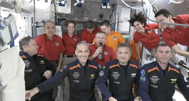 فريق أكسيوم ميشن 3 الذي يضم رائد الفضاء التركي ألبير غزر أوجي بعد دخوله إلى محطة الفضاء الدولية صورة: الأناضول
