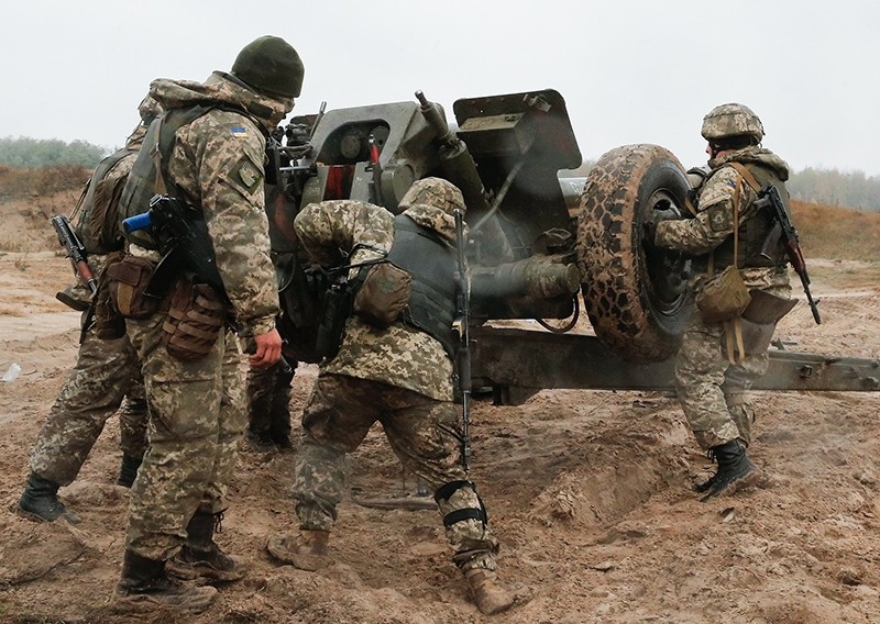 Ukrainian servicemen prepare a 122-mm towed howitzer D-30  to fire during a military exercise on the Devichki shooting range, about 85 km of capital Kiev, Ukraine, 26 October 2017 (EPA Photo)