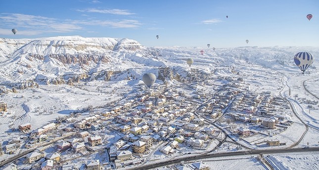 هل جربت التحليق وسط الثلوج في سماء كابادوكيا التركية؟