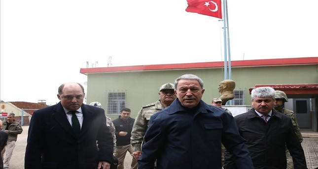 وزيرا الدفاع التركي والبريطاني يزوران الشريط الحدودي مع سوريا