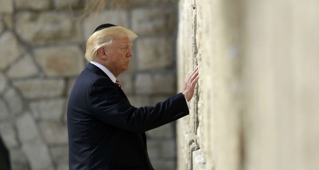 ترامب يقف أمام حائط البراق