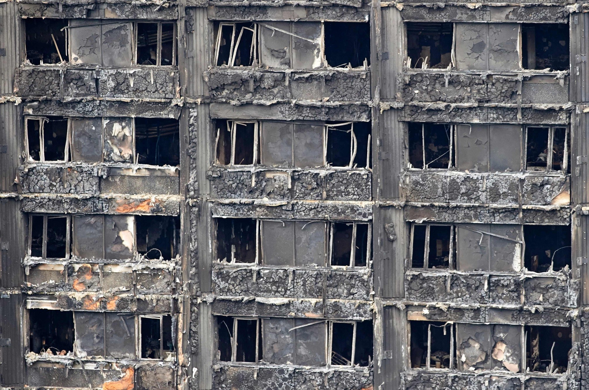 The charred remains of clading are pictured on the outer walls of the burnt out shell of the Grenfell Tower block in north Kensington, west London on June 22, 2017. (AFP Photo)
