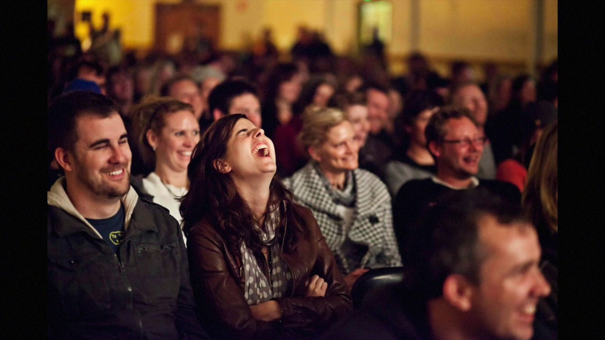 Возгласы зрителей. Зрители в зале. Люди смеются в зале. Зрители в театре. Зрители смеются.