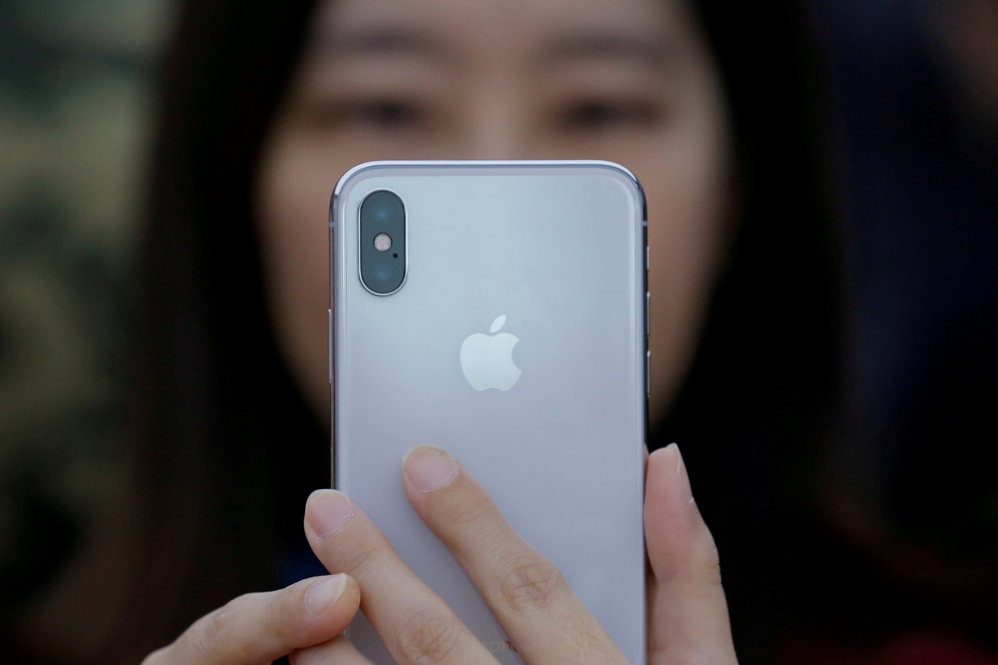 A attendee uses a new iPhone X during a presentation for the media in Beijing, China October 31, 2017. (REUTERS Photo)