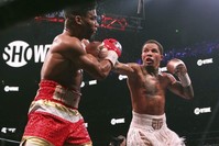 Davis (R) lands a punch against Gamboa during round seven in Atlanta, Dec. 29, 2019. (AP Photo)