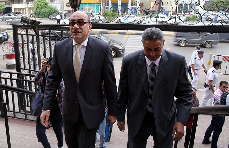 Former head of the Central Auditing Organization (CAO) Hisham Genena (L) arrives to the State Council courthouse, Cairo, Egypt, Oct. 25, 2016. (EPA Photo)